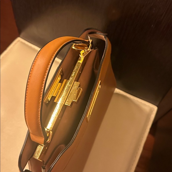 Elegant Tan Woven Handbag - Picture 6 of 9